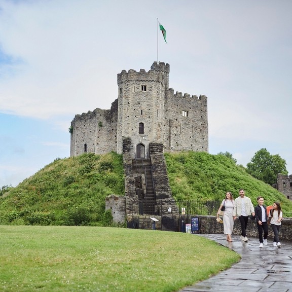 Familie beim Spaziergang vor dem Cardiff Castle